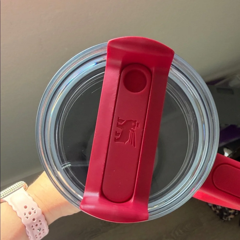 Stanley x e.l.f Red Travel Mug with Handle and Clear Lid - Picture 3 of 7